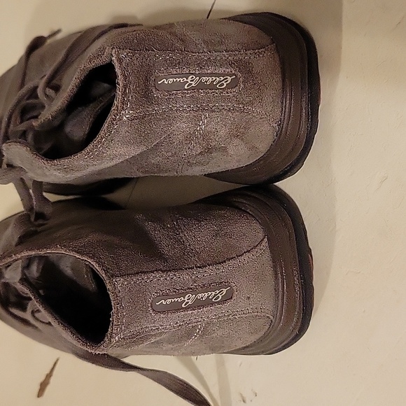 Mens Eddie Bauer suede chukka boot in size 10. The color is a dark greige. - Picture 3 of 6